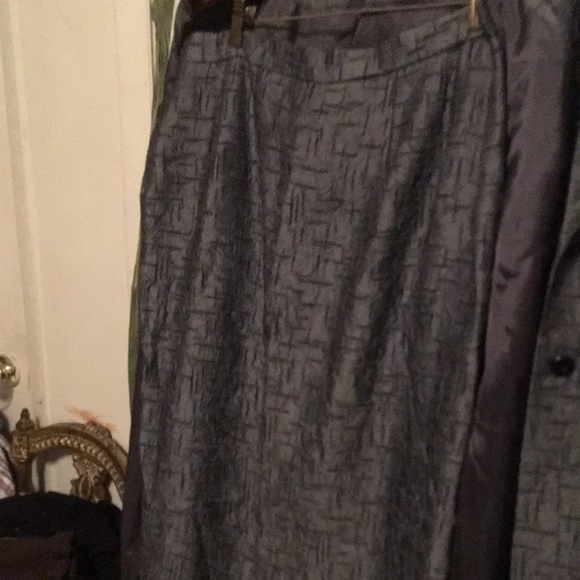 Lauren Taylor gray suit with a midi skirt slightly narrowed to the bottom, 14 - Picture 4 of 8